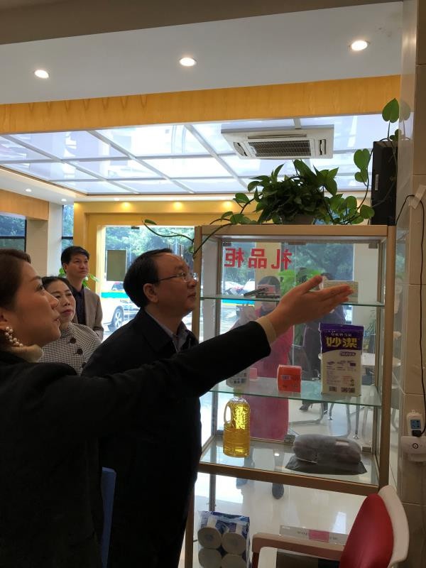 贛州市政府副秘書長李國泉一行蒞臨章貢區(qū)民融登指導(dǎo)交流工作